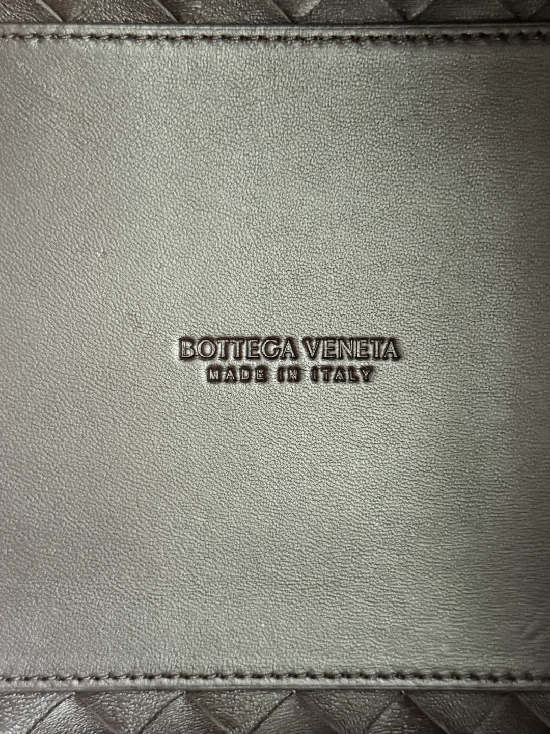 Batch 2060 BOTTEGA VENETA 2025 Autumn New Product Medium Parachuta The long-awaited new medium parachuta is here, with a unique appearance and iconic metal knots, and a whole piece of leather folds the four corners into a parachute shape! The exquisite Knot metal buckle is like putting jewelry on a bag. It is high-end and elegant. Its super capacity can hold all your things! The overall effect of this bag is very different from before. It is neither too delicate to provide a large capacity nor too bulky because of its practicality. It simply provides a perfectly suitable bag for casual and simple people👜 Style number: 835921 Size: 29.5*18.5*17.5cm